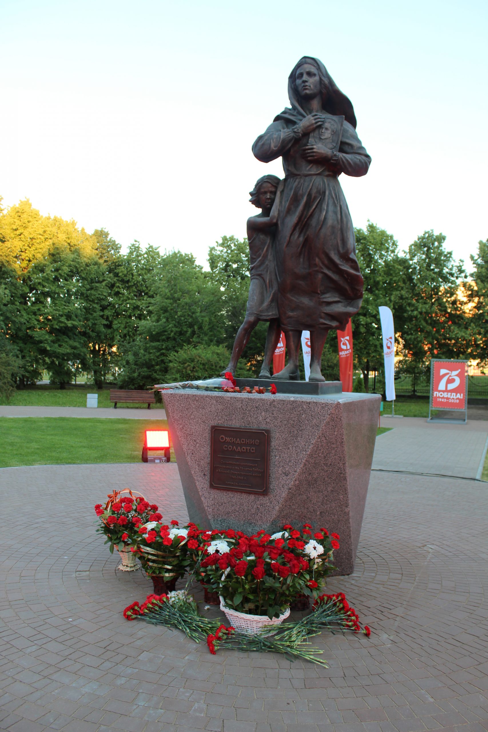 Парк Победы памятник солдатке Тольятти