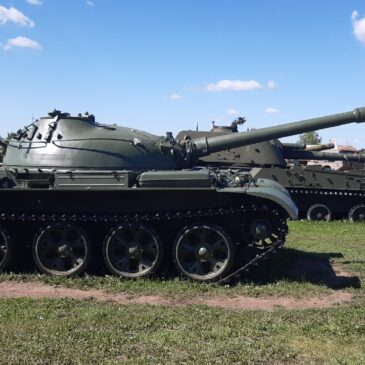 61 год  назад принят на вооружение танк Т-62!