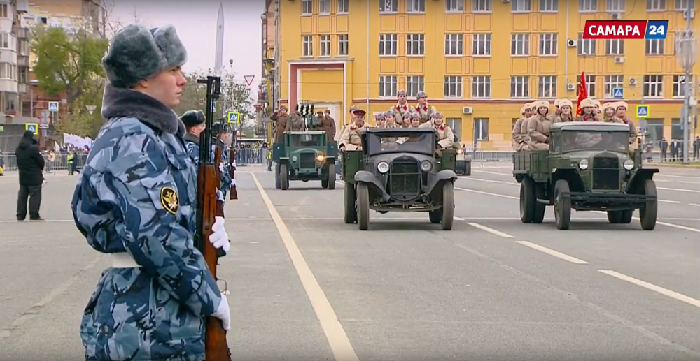 Военный парад в Куйбышеве. Парад на площади Куйбышева в Самаре. Участие в параде Победы планка.