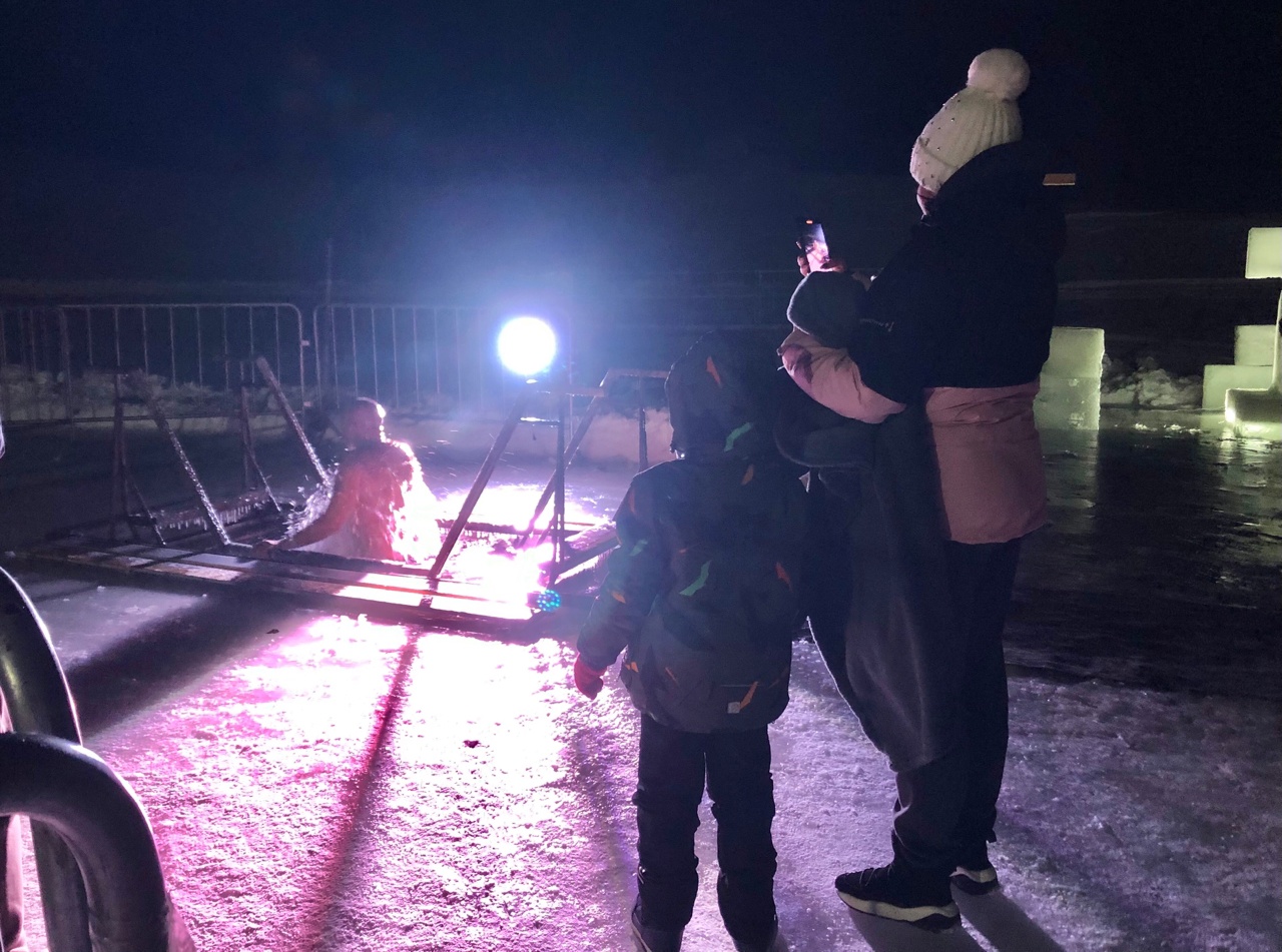 Крещение прорубь. Девушка в проруби. Купели в уфе на крещение 2024. Крещенские купания 2022 уфа. Крещенская купель.